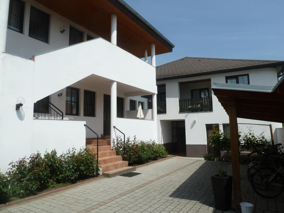 Ferienwohnungen & Weingut Kroiss Silvia Илмиц Екстериор снимка