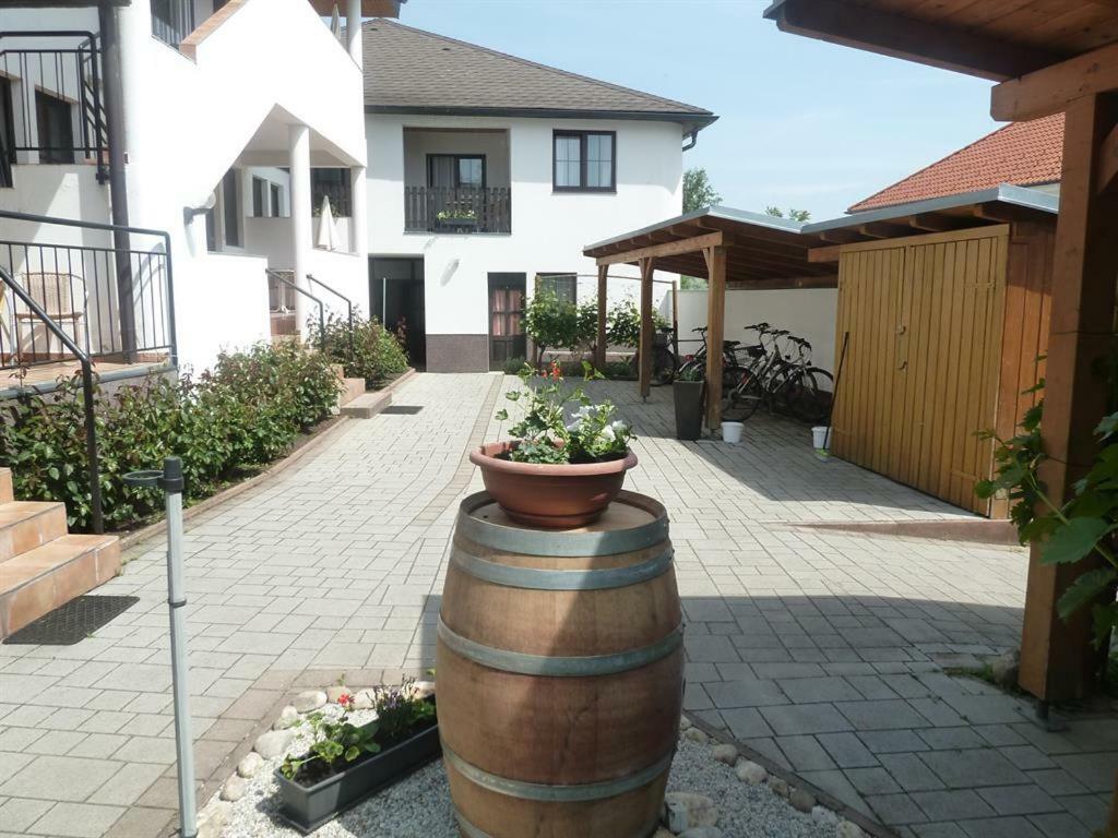 Ferienwohnungen & Weingut Kroiss Silvia Илмиц Екстериор снимка